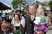 die neue Festwirts-Familie Groß bewirtet im großen Festzelt (ªFoto: Ingrid Grossmann)